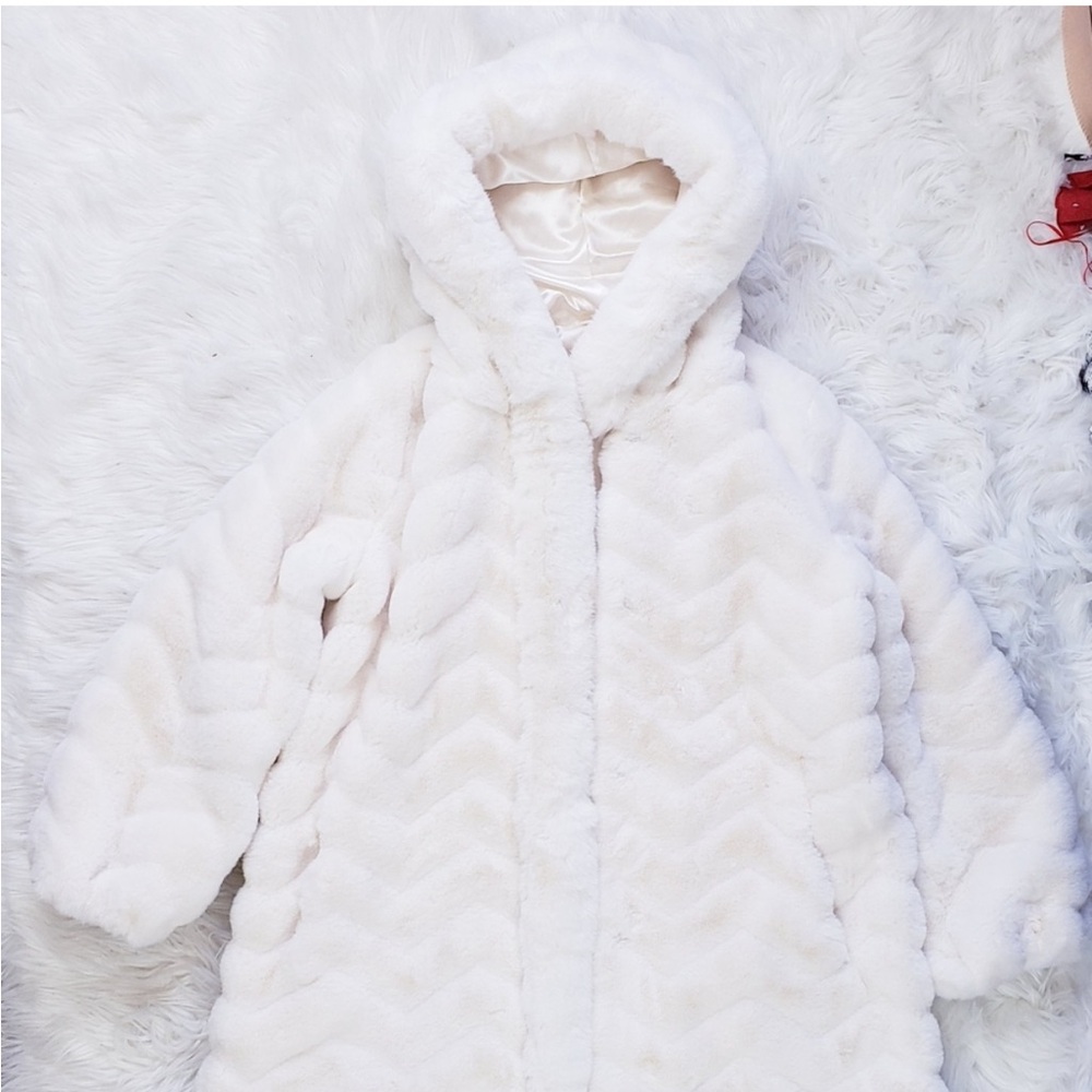 GALLERY Grooved Faux Fur Hooded Jacket - Picture 12 of 13
